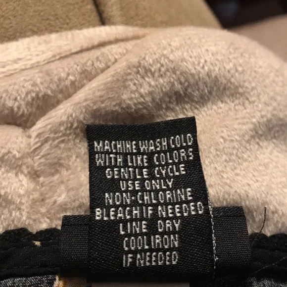 Torrid Black with yellow roses print blouse SZ 3 - Picture 7 of 7